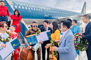 Khánh Hoà: Phun vòi rồng chào đón chuyến bay xông đất đầu năm Giáp Thìn