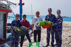Chiến sĩ trên đảo Sơn Ca hỗ trợ thực phẩm kịp thời cho ngư dân 