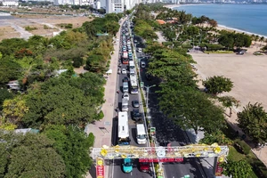 Ô tô nhích từng mét trên đường ven biển Nha Trang ngày mùng 5 Tết