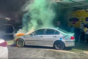 Ô tô BMW bốc cháy trong tiệm rửa xe ở Nha Trang