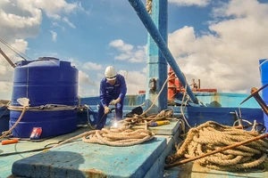 Hải quân tặng cờ Tổ quốc, áo phao... sau khi giúp sửa chữa tàu cá Bình Thuận bị hỏng trên biển