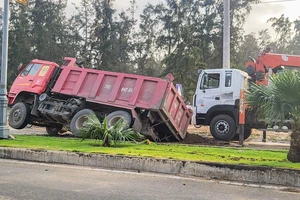 Xe tải sụp hố 'tử thần' trên đường trung tâm TP Tuy Hòa