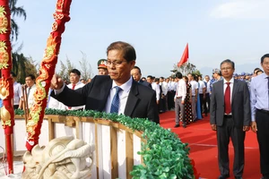 Hàng ngàn người dâng hương tưởng niệm 64 liệt sĩ Gạc Ma