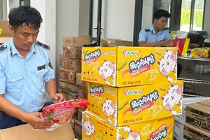 Phát hiện số lượng lớn bánh kẹo do nước ngoài sản xuất nghi hàng lậu