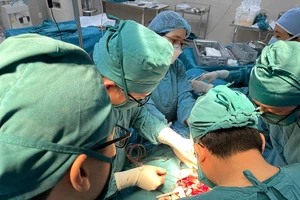 Nam sinh lớp 9 bị bạn cùng trường tấn công bằng dao vào vùng ngực