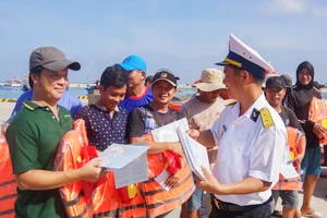 Khánh Hòa: Hàng trăm ngư dân được tuyên truyền chống khai thác IUU ngay trên biển