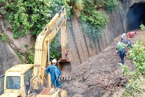 Hầm đường sắt qua đèo Cả sạt lở, hàng trăm hành khách phải trung chuyển bằng ô tô