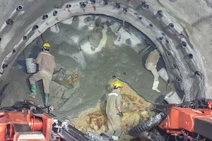39 mũi khoan xuyên núi khắc phục sạt lở hầm đường sắt qua đèo Cả