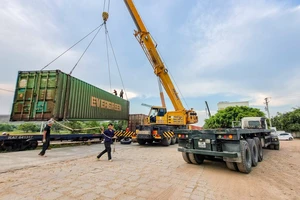 Chạy hết công suất để trung chuyển hàng do sạt lở hầm đường sắt qua đèo Cả