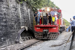 Hình ảnh chuyến tàu đầu tiên đi xuyên hầm đường sắt qua đèo Cả sau gần 10 ngày chia cắt