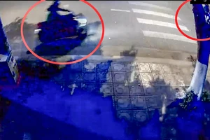 Nhóm người nước ngoài cướp cửa hàng điện thoại ở Nha Trang