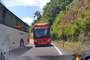 Tài xế hãng Phương Trang bị phạt 5 triệu vì vượt ẩu trên đèo Khánh Lê