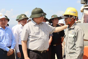 Thủ tướng thị sát thi công các cao tốc giữa cao điểm nắng nóng