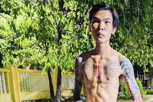 Thủ súng ngắn khi đi đường gặp cảnh sát cơ động