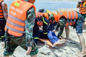 Vụ lật xuồng 2 người mất tích trên sông Ba: Tìm thấy thi thể một công nhân 