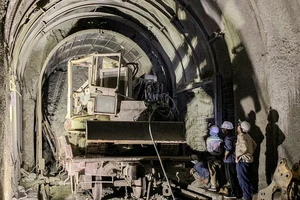 Bên trong hầm đường sắt Chí Thạnh bị sạt lở