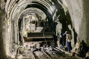 Nếu không tiếp tục sạt lở, khoảng 16 giờ hôm nay sẽ thông hầm đường sắt Chí Thạnh