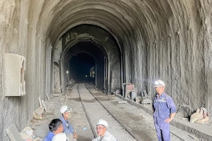 Hầm đường sắt Chí Thạnh tiếp tục sạt lở, trung chuyển hàng ngàn hành khách