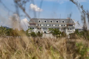 Khu đất sân bay Nha Trang giao Tập đoàn Phúc Sơn: Cửa đóng then cài, cỏ dại um tùm