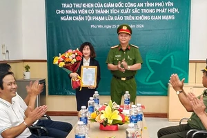 Khen thưởng nữ giao dịch viên ngân hàng lật tẩy đại tá công an 'dỏm' lừa dân