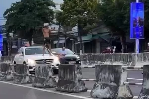 Người nước ngoài chặn ô tô, đánh người đi đường ở Nha Trang