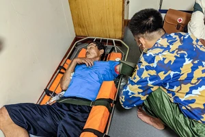 Đưa ngư dân Quảng Ngãi bị đột quỵ lên đảo Trường Sa điều trị