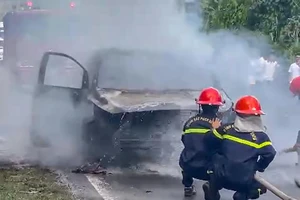 Ô tô bốc cháy trên đèo, 7 người trong gia đình may mắn thoát nạn