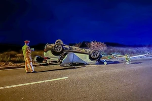 Taxi chở 2 du khách Hàn Quốc đi sân bay Cam Ranh bị lật ngửa trượt trên đường