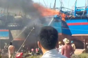 Tàu cá bốc cháy dữ dội khi neo đậu tại cảng ở Phú Yên