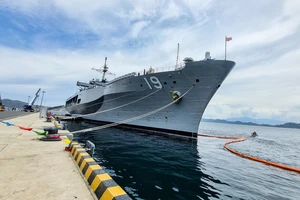 Tàu USS Blue Ridge của Hải quân Hoa Kỳ cập cảng quốc tế Cam Ranh