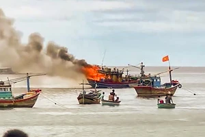 Tàu cá bốc cháy dữ dội khi neo đậu ở biển Đại Lãnh