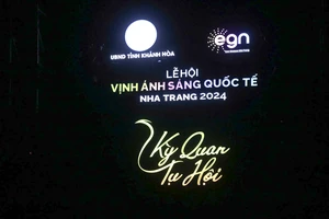 Mãn nhãn màn thi drone của hai đội Pháp và UAE trên vịnh Nha Trang