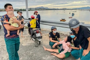 1 phụ nữ ôm con nhỏ định nhảy cầu tự tử 