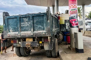 Xe tải đâm vào ca bin trạm thu phí, 1 người bị thương