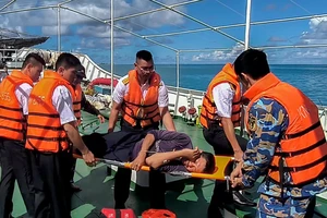 Tàu Hải quân đưa ngư dân Quảng Ngãi đi cấp cứu