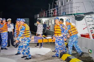 Quân y Trường Sa cấp cứu thuyền viên bị nạn trên biển