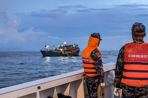 Tàu cá Bình Thuận gãy trục lái, 14 ngư dân trôi tự do trên biển