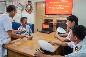 Ngư dân về đất liền khỏe mạnh sau gần 20 ngày điều trị trên đảo Song Tử Tây