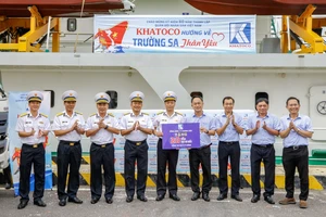 Khatoco trao tặng 20 tấn thịt đà điểu cho quân, dân đảo Trường Sa