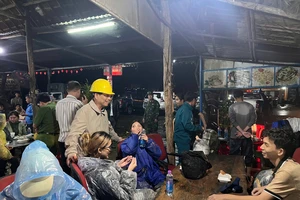 Chủ tịch Khánh Hòa thăm hỏi người dân bị mắc kẹt trên đèo Khánh Lê