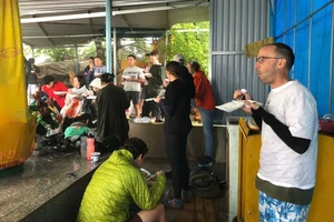 Hơn 250 người mắc kẹt giữa đèo Khánh Lê do sạt lở