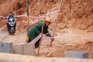 Clip: Đèo Khánh Lê vẫn còn hàng trăm khối đất đá cần dọn dẹp