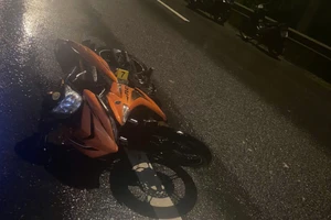 3 người trên 1 xe máy tử vong khi tông dải phân cách trên quốc lộ 1