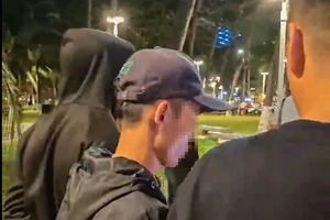 Công an vào cuộc vụ du khách bị chặn đường thu phí dọc bờ biển Nha Trang