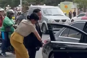 Vụ rút kiếm đòi chém nữ công nhân: Có dấu hiệu của tội gây rối trật tự công cộng?