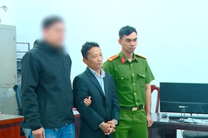 Khởi tố Bình ‘con’, người cầm kiếm dọa chém nữ công nhân vì ngăn hái hoa