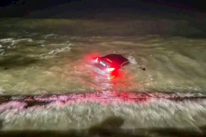 Xe Mercedes biển số TP.HCM lao xuống biển ở Nha Trang