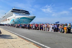 Siêu du thuyền 'thành phố thu nhỏ' đưa 1.200 khách đến Cam Ranh