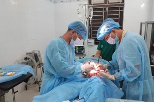 Quân y đảo Sinh Tồn cấp cứu ngư dân bị thoát vị bẹn trái