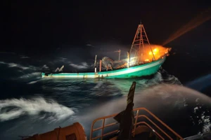 Tàu cá bốc cháy, 3 ngư dân được hải quân cứu kịp thời